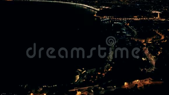 法国明亮的尼斯镇的夜景无人机飞过典型的房子视频的预览图
