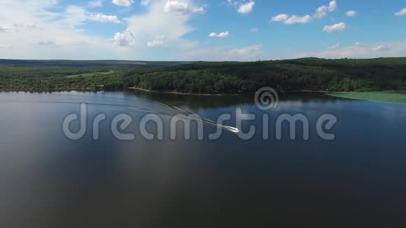 乘船飞越蓝湖上空视频的预览图