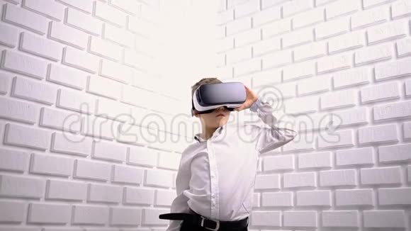 小男孩使用虚拟现实设备视频的预览图
