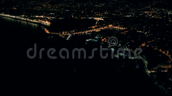 法国明亮的尼斯镇的夜景飞越尼斯海港视频的预览图