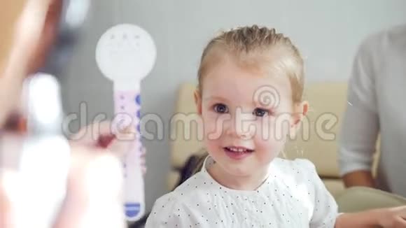 儿童眼科视力检查验光师诊断小女孩视频的预览图