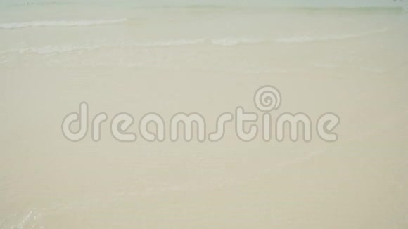 在白色温柔的海滩上的细浪长滩岛菲律宾视频的预览图