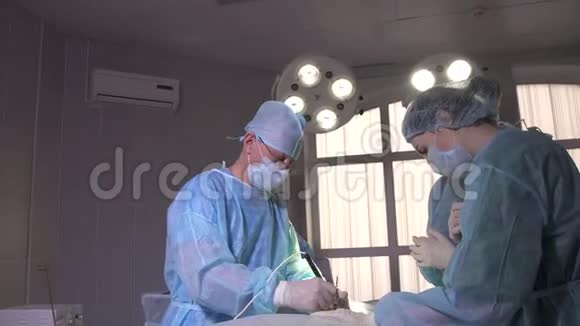 外科医生在手术中使用电子手术刀视频的预览图