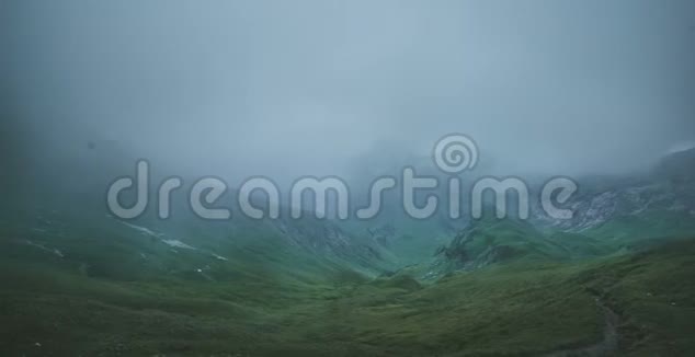 奥地利阿尔卑斯山山谷的穆迪时间流逝在群山环绕的同时云在快速移动视频的预览图