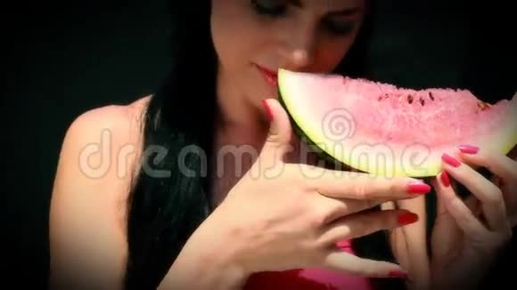女孩在吃西瓜视频的预览图