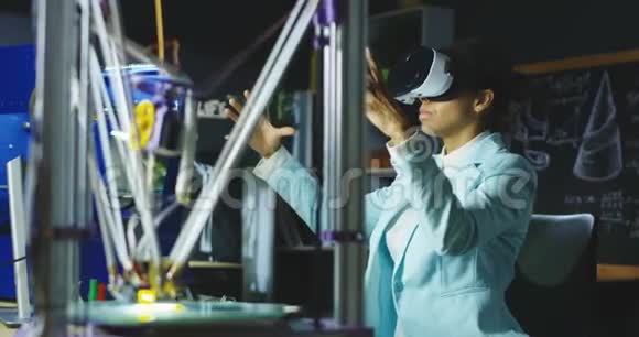实验室VR眼镜科学家视频的预览图