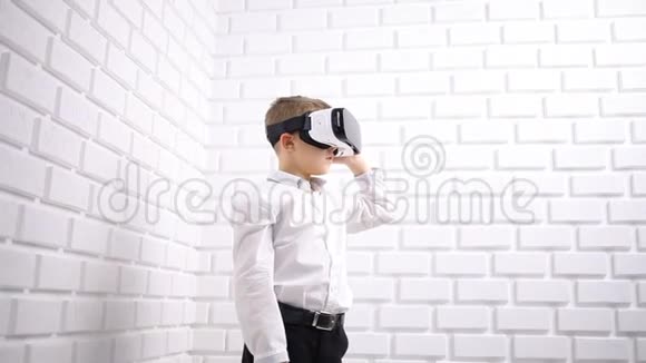 小男孩使用虚拟现实设备视频的预览图