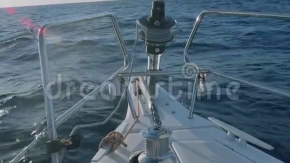 锚链缆绳游艇船头上的吊臂弗勒海豚的吊舱和美丽的日落视频的预览图