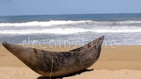传统木制手工制作的非洲马达加斯加渔船马达加斯加印度洋沙滩上的皮罗加视频的预览图