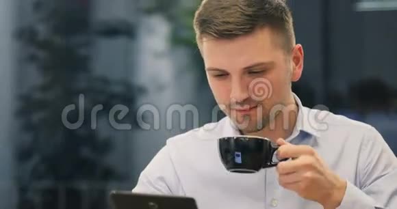 年轻的商人律师医生经理银行职员喝着热咖啡微笑着视频的预览图