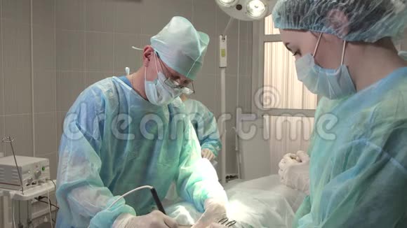 外科医生在手术中使用电子手术刀视频的预览图