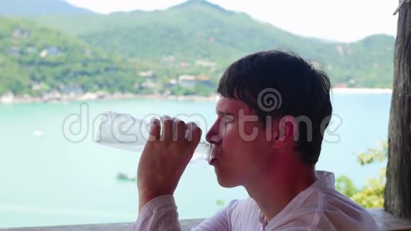 那家伙在热天喝水海山全景视频的预览图