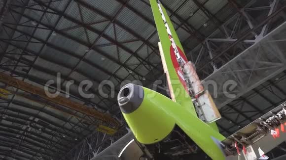 飞机维修飞机尾部的修理修理飞机的工程师视频的预览图