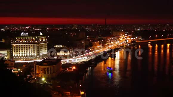夜间城市码头渡轮码头城市灯光汽车视频的预览图