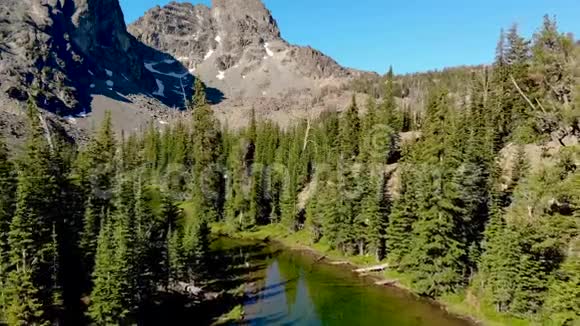 爱达荷州中部七魔鬼山脉的高山湖泊视频的预览图