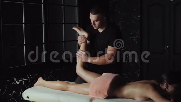 年轻女子在美容院做脚部按摩视频的预览图