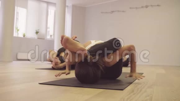 瑜伽课阿斯汤加瑜伽乌龟的姿势视频的预览图