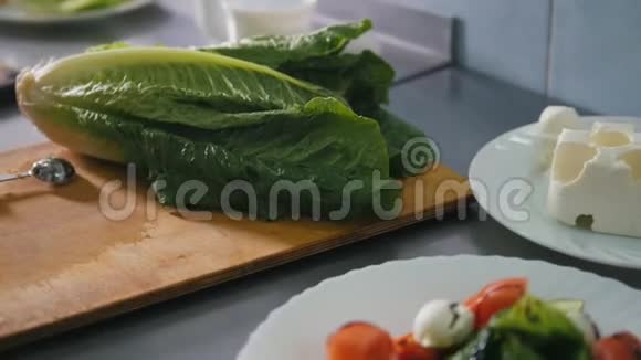 厨房里的蔬菜和奶酪沙拉滑块镜头视频的预览图