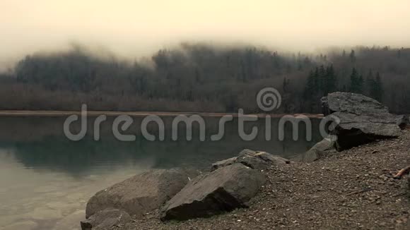 白烟耸立在高山中的湖泊视频的预览图