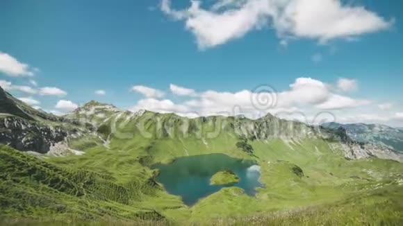 在德国阿尔卑斯山的夏日在施莱克湖观看云彩经过这山谷的全景视频的预览图