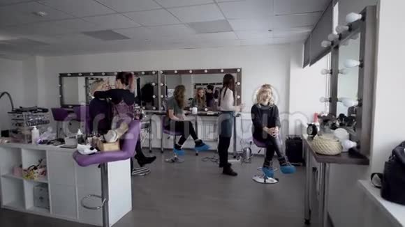 专业发型师和化妆师在他们的大工作室准备模特然后上讲台视频的预览图