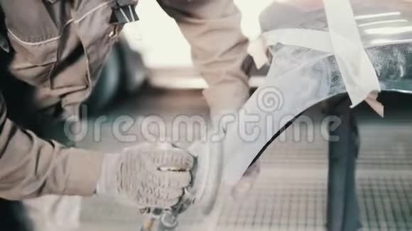 汽车修理车间的工人在修理汽车给汽车抛光视频的预览图