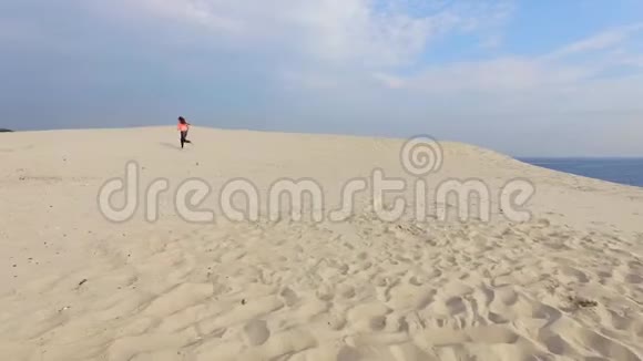 健康年轻的运动美女戴着太阳镜在沙滩上奔跑夏天走向太阳在视频的预览图