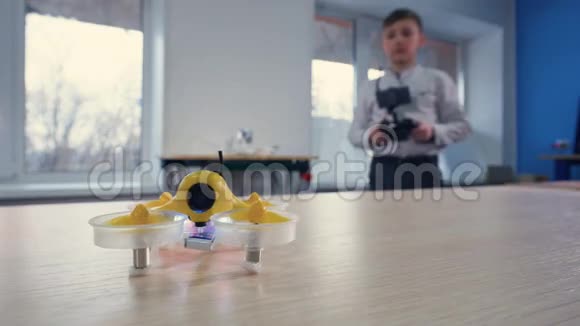 无人机男生在教室里飞行4K视频的预览图