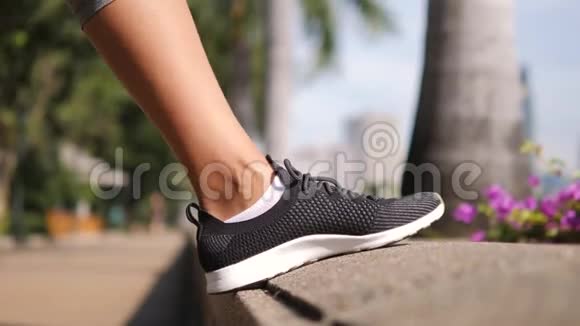 年轻的健身妇女在公园里偷鞋4快点泰国曼谷视频的预览图
