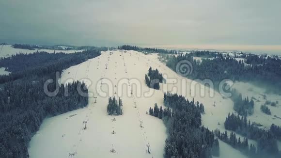 雪中山滑雪坡和升降机的空中射击视频的预览图