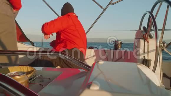 地中海2017年11月CIRCA身穿红色衣服的Yachtsman坐在游艇上观看卡塔赫纳海岸线视频的预览图