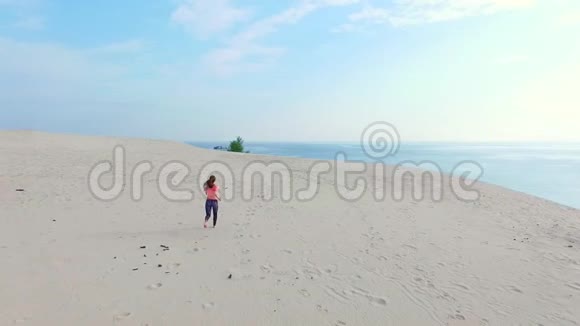 健康年轻的运动美女戴着太阳镜在沙滩上奔跑夏天走向太阳在视频的预览图