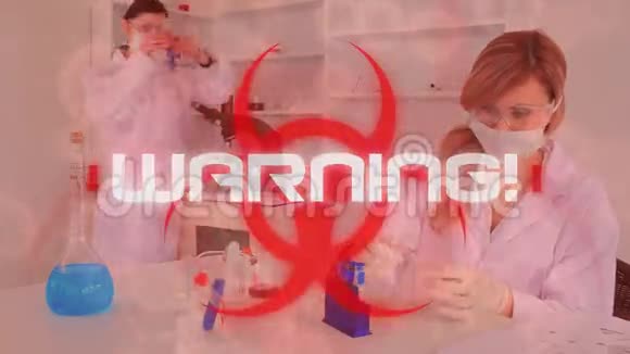 警告的话写在健康危险标志上的科学家在背景下工作Covid19视频的预览图