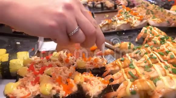 亚洲美食美食理念接近手拿钳子在街上的夜市上选择寿司视频的预览图