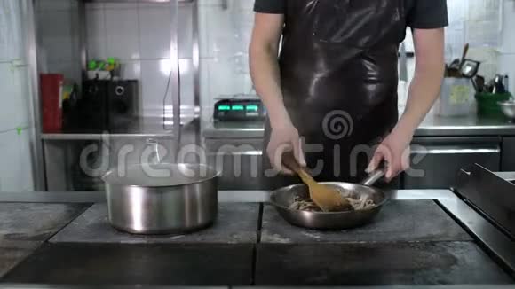 火腿煮在煎锅里视频的预览图