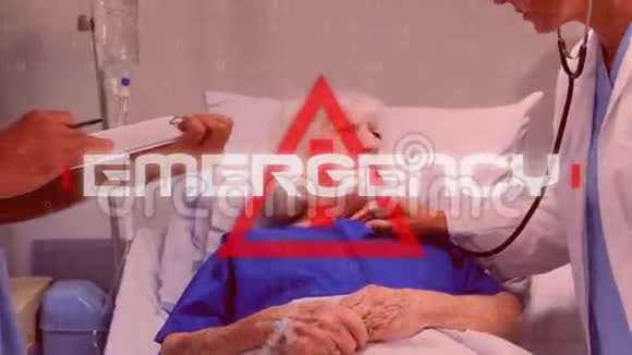 文字紧急写在红色三角形和医生交谈背景19号铺展视频的预览图