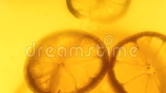 特写4k片带柠檬和橘子片的背光柠檬汁视频的预览图