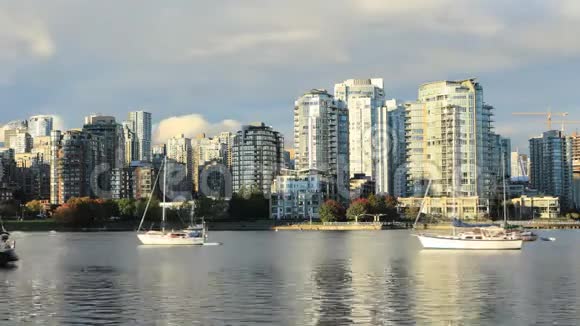 不列颠哥伦比亚省温哥华的船只和摩天大楼视频的预览图