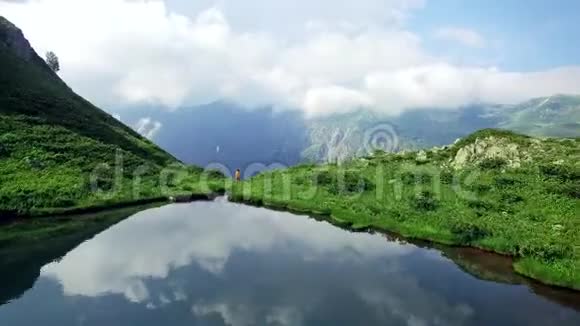 在齐亚的高山上鸟瞰翡翠湖俯瞰群山峡谷和云雾视频的预览图