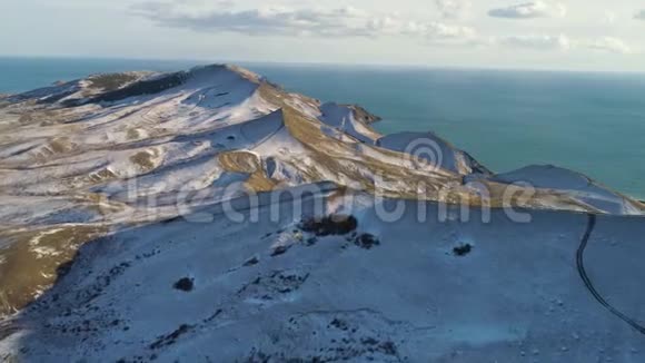 冰岛一个冰封的山谷被冰雪覆盖的群山环绕风景优美雪山视频的预览图