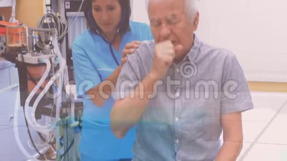 统计记录老年男性病人坐在医生房间19号铺展视频的预览图