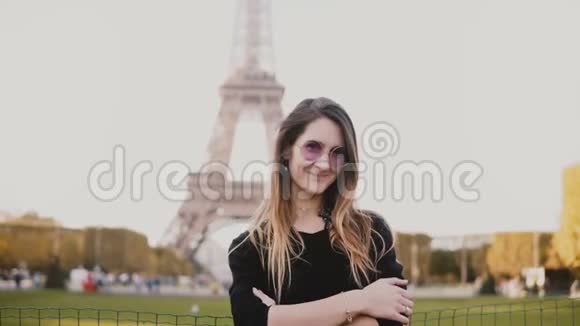 法国巴黎埃菲尔铁塔附近年轻漂亮女人的肖像女性看着镜头微笑视频的预览图