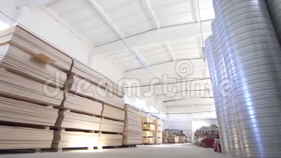 带胶合板的大型商业仓库视频的预览图