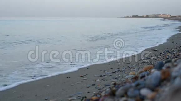 海浪拍岸日出视频的预览图