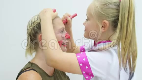 女孩在母亲的脸上化妆视频的预览图