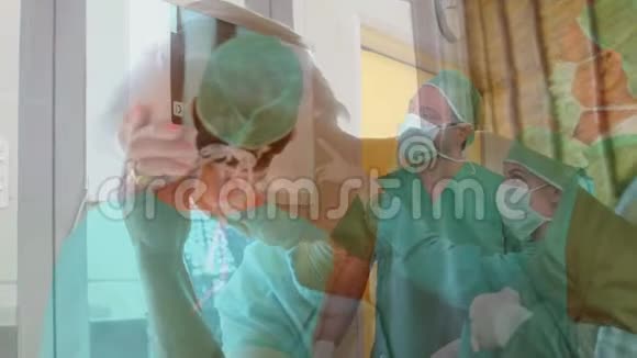 一个医院里戴防护面罩的高级妇女的动画19岁视频的预览图