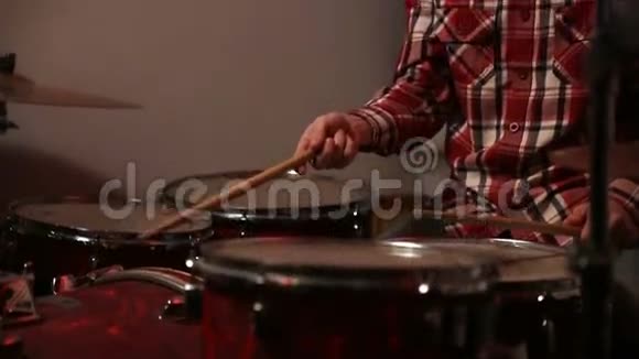 有代表性的鼓手用鼓棒打鼓视频的预览图