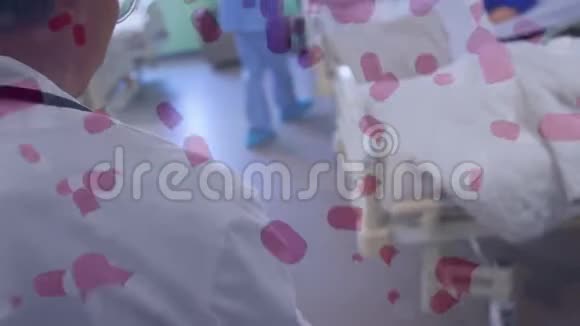 医生在病床上行走的动画病人在病床上行走Covid19传播视频的预览图