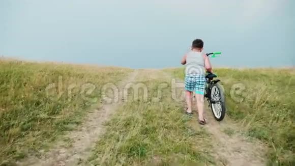 两个孩子驾驶他们的自行车上山克服障碍先成功背面视频的预览图