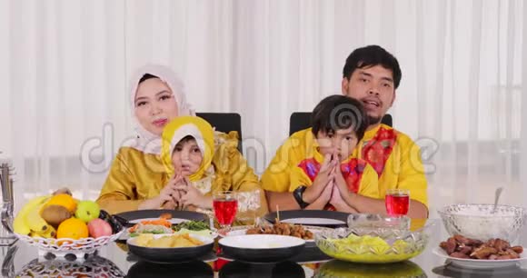穆斯林家庭向快乐的开斋节穆巴拉克问好视频的预览图